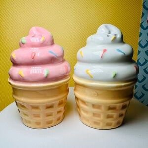 Ceramic Ice Cream Cones Salt and Pepper Shakers Soft Serve Pink & White Sprinkle